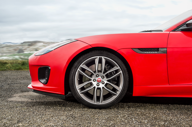 Illustration for article titled The New 296 HP Four-Cylinder Jaguar F-Type Is A Lot Of Show And A Reasonable Amount Of Go